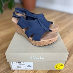 Clarks navy sandal pumps